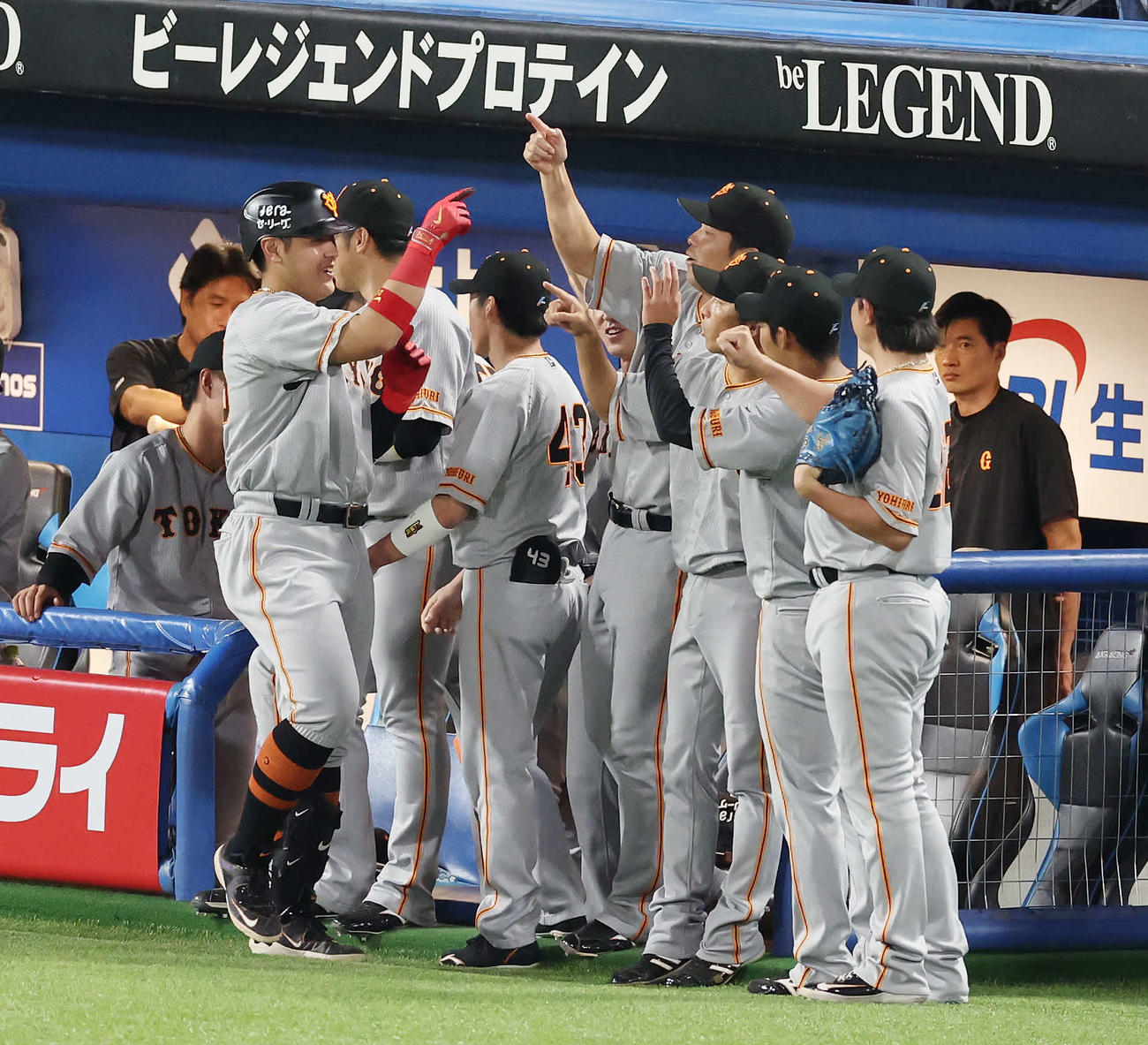 ヤクルト対巨人　4回表巨人1死一塁、左越え先制2点本塁打を放ち、チームメートと喜ぶ岡本和（左）（撮影・宮地輝）
