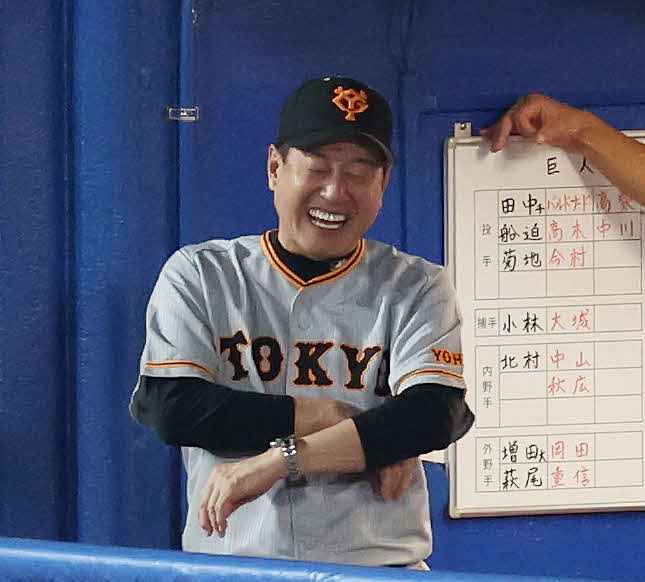 ヤクルト対巨人　4回表巨人1死一塁、岡本和が左越え先制2点本塁打を放ち、笑顔の原監督（撮影・宮地輝）