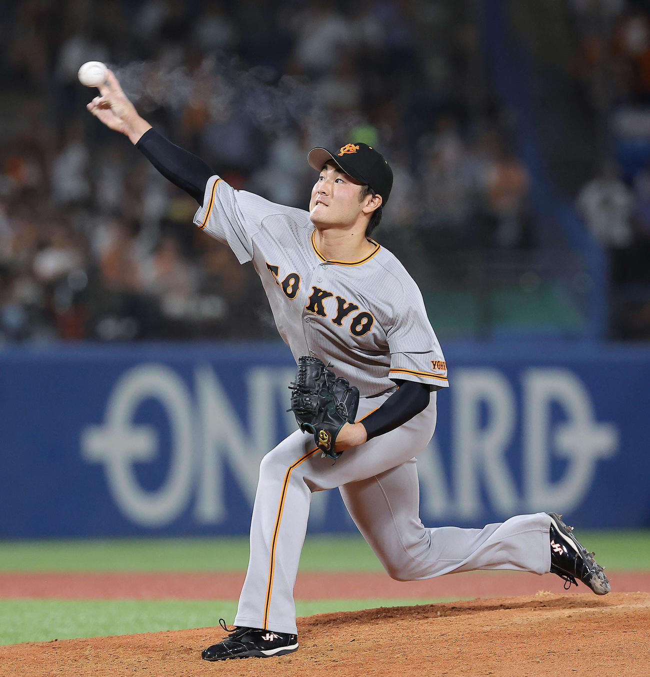 ヤクルト対巨人　7回裏ヤクルト2死満塁、4番手で登板する菊地（撮影・河田真司）
