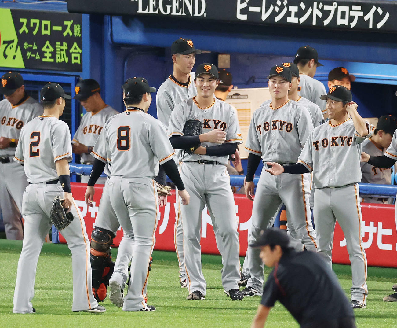 ヤクルト対巨人　7回裏を無失点に抑え、笑顔の巨人菊地（中央）（撮影・宮地輝）