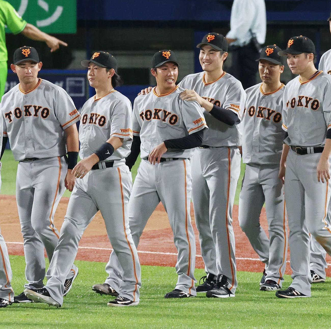 ヤクルト対巨人　勝利し、巨人菊地（中央右）にたたえられる赤星（同左）（撮影・宮地輝）