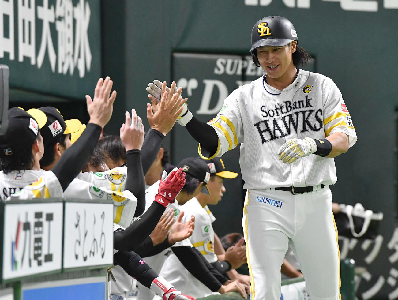ソフトバンク対ロッテ　1回裏ソフトバンク2死、柳田は左越え本塁打を放ち笑顔でタッチを交わす（撮影・岩下翔太）