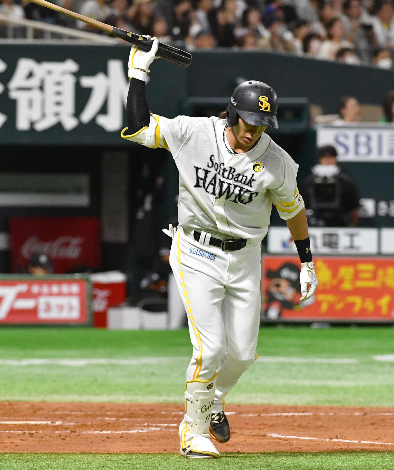 ソフトバンク対ロッテ　3回裏ソフトバンク無死一塁、打ち損じた柳田は悔しそうにバットをグラウンドに投げ捨てる（撮影・岩下翔太）