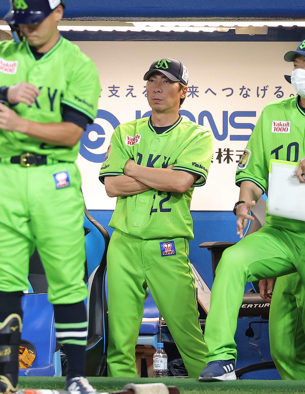 ヤクルト対巨人　9回裏、戦況を見守る高津監督（撮影・河田真司）