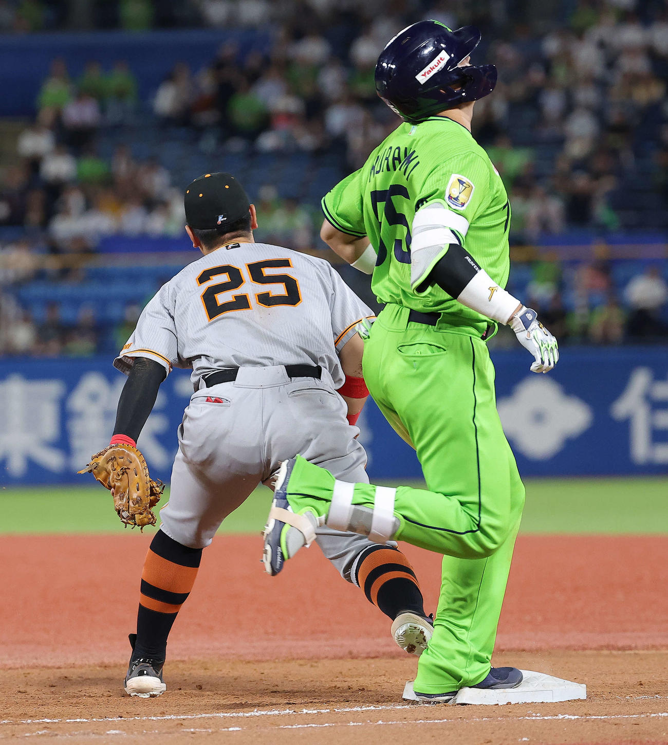 ヤクルト対巨人　8回裏ヤクルト無死一塁、併殺に倒れる村上（撮影・河田真司）