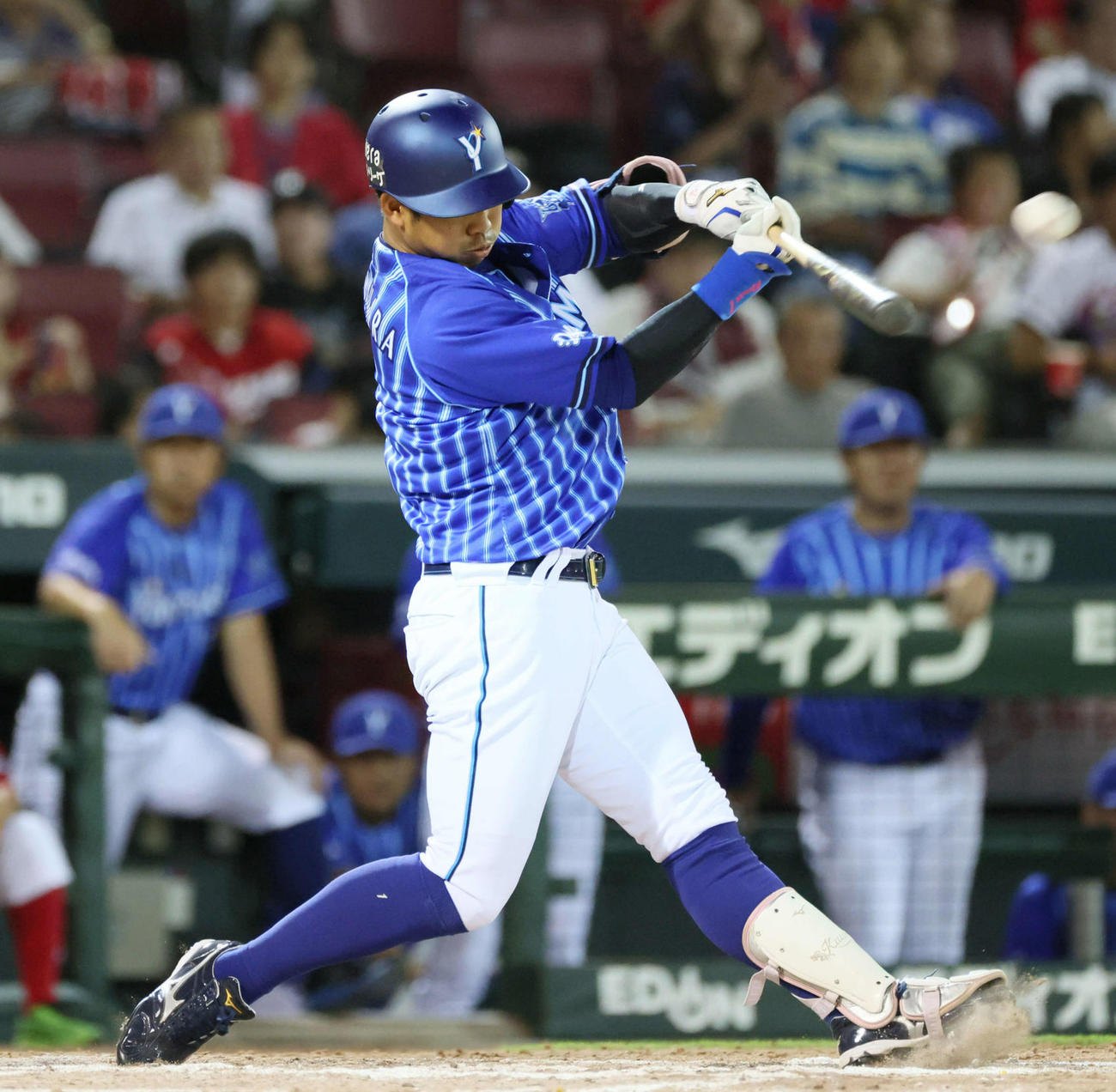広島対DeNA 8回表DeNA1死、桑原は左越えソロ本塁打を放つ（撮影・加藤孝規）