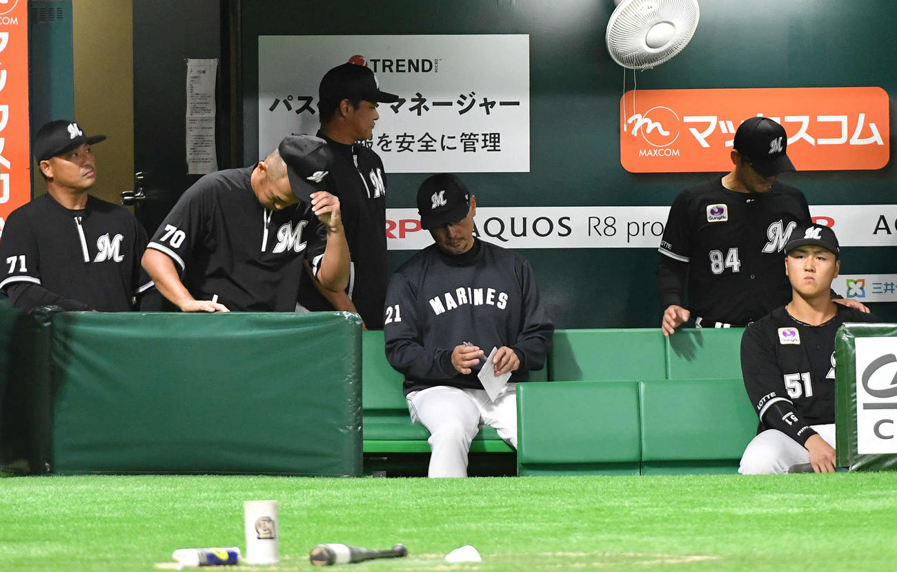 ソフトバンク対ロッテ　ソフトバンクに敗れ、肩を落とす吉井監督（中央）らロッテナイン（撮影・岩下翔太）