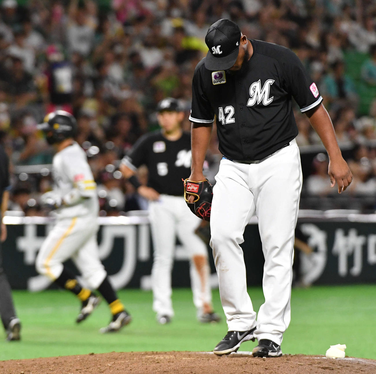 ソフトバンク対ロッテ　4回裏ソフトバンク1死、嶺井（左）に左中間へ勝ち越し本塁打を打たれたメルセデス（撮影・岩下翔太）