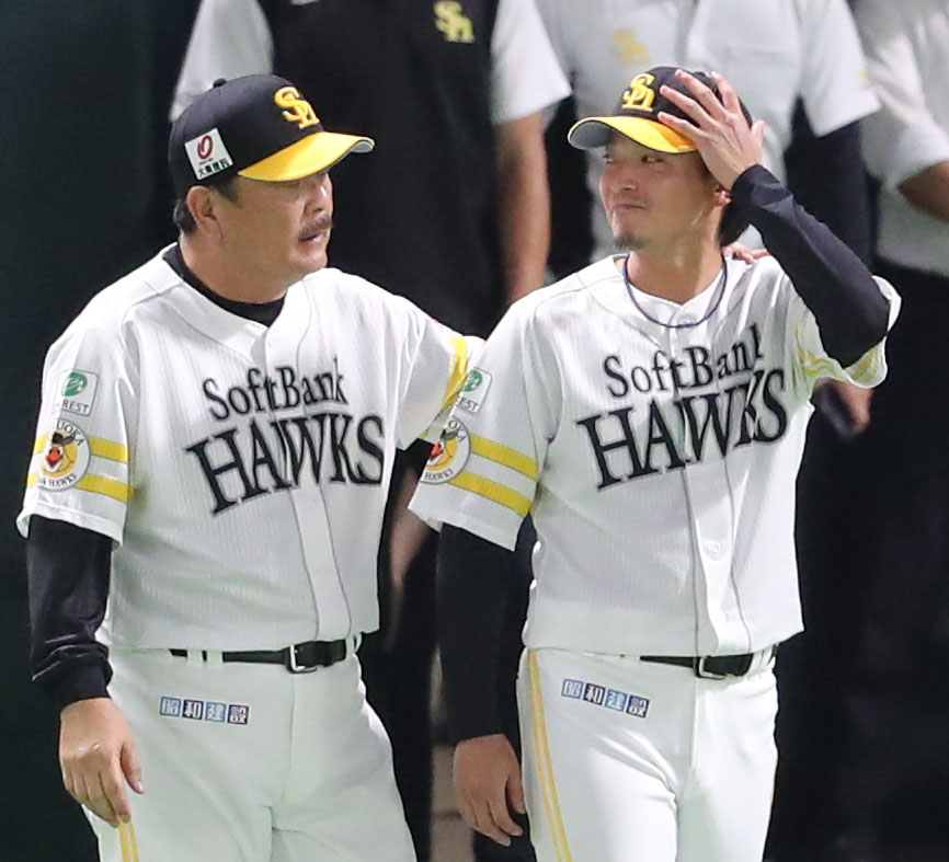 ソフトバンク対ロッテ　勝利投手となった東浜（右）をたたえる藤本監督（撮影・梅根麻紀）