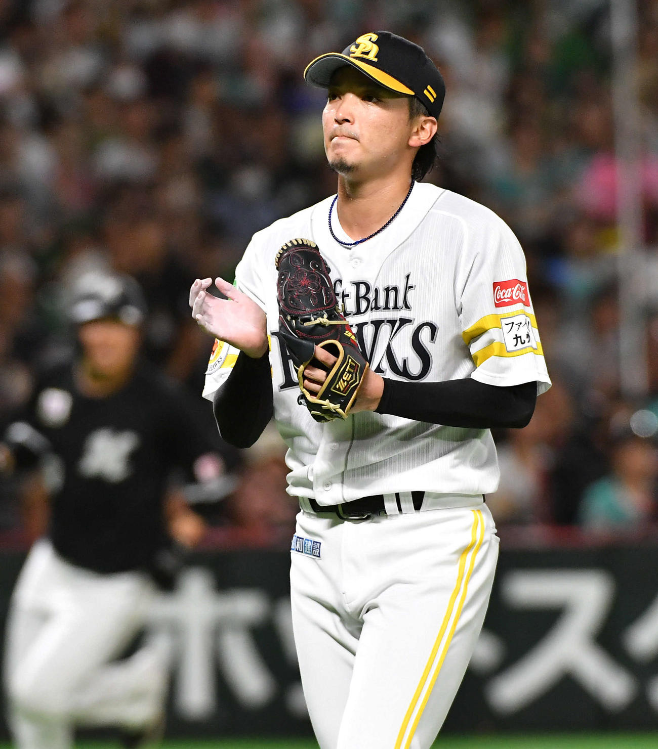 ソフトバンク対ロッテ　5回表ロッテ2死二、三塁、東浜はポランコを二ゴロに討ち取りグラブをたたく（撮影・岩下翔太）