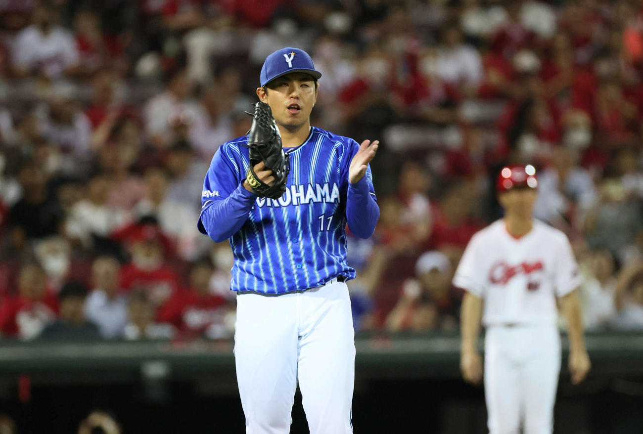 広島対DeNA 9回裏広島2死一塁、代打の松山が三振、完投で13勝目をあげた東（撮影・加藤孝規）