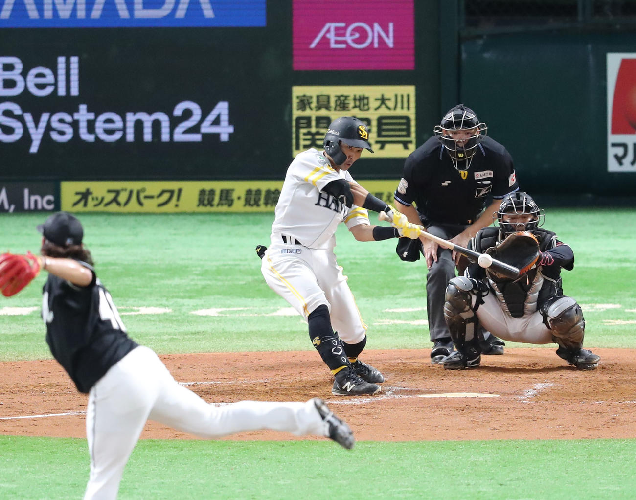 ソフトバンク対ロッテ　7回裏ソフトバンク2死一、二塁、中村晃は中越え2点適時三塁打を放つ（撮影・梅根麻紀）