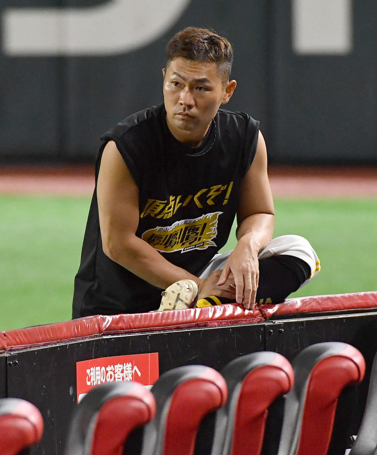 ソフトバンク対ロッテ　ストレッチを行う中村晃（撮影・岩下翔太）