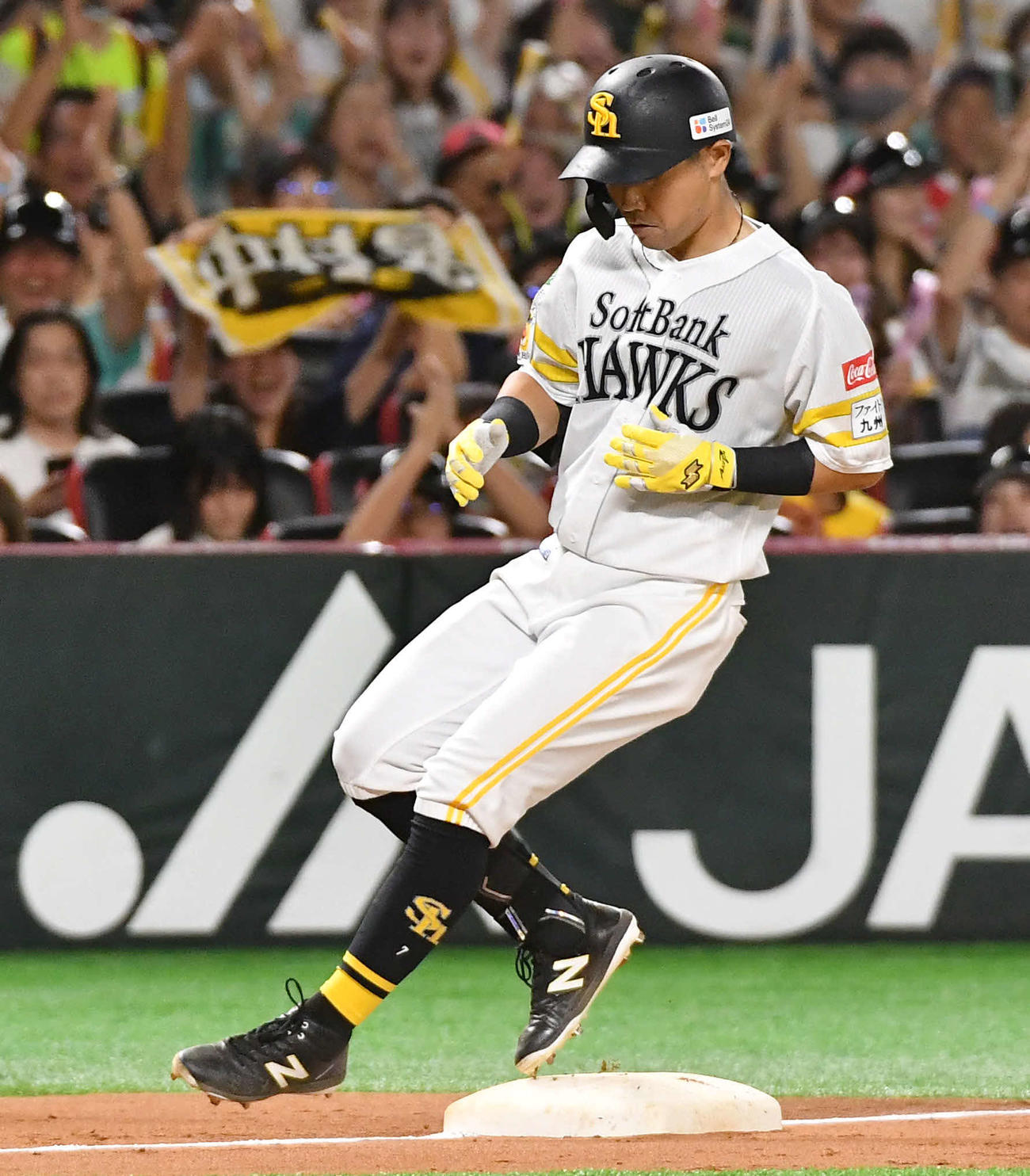 ソフトバンク対ロッテ　7回裏ソフトバンク2死一、二塁、中村晃は2点適時中三塁打を放つ（撮影・岩下翔太）