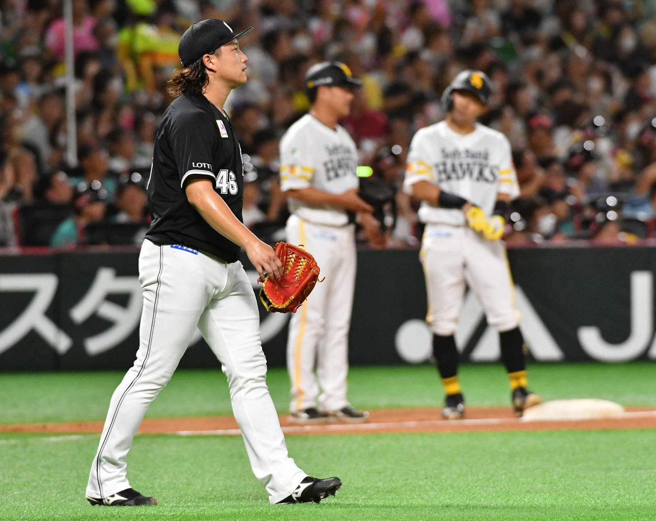 ソフトバンク対ロッテ　7回裏ソフトバンク2死一、二塁、中村晃（右）に2点適時中三塁打を打たれた岩下（撮影・岩下翔太）