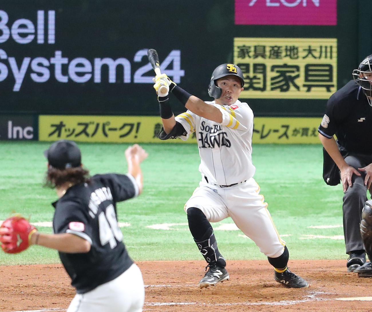 ソフトバンク対ロッテ　7回裏ソフトバンク2死一、二塁、中村晃は中越えに2点適時三塁打を放つ（撮影・梅根麻紀）