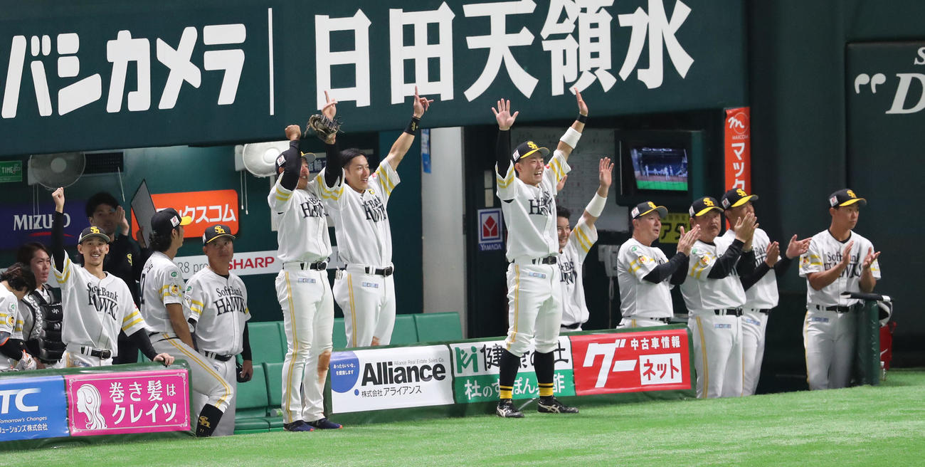 ソフトバンク対ロッテ　7回裏ソフトバンク2死一、二塁、中村晃の中越え2点適時三塁打を喜ぶソフトバンクナイン（撮影・梅根麻紀）