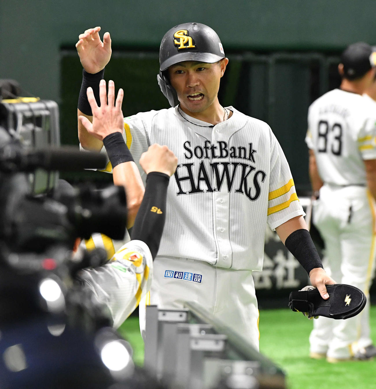 ソフトバンク対ロッテ　7回裏ソフトバンク2死一、二塁、2点適時三塁打を放った中村晃は、代走を送られナインに迎えられる（撮影・岩下翔太）
