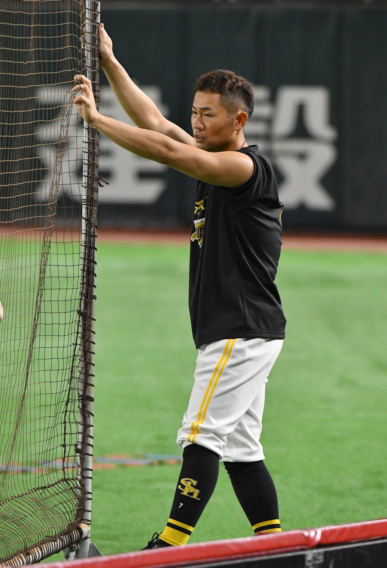 ソフトバンク対ロッテ　ウオーミングアップを行う中村晃（撮影・岩下翔太）