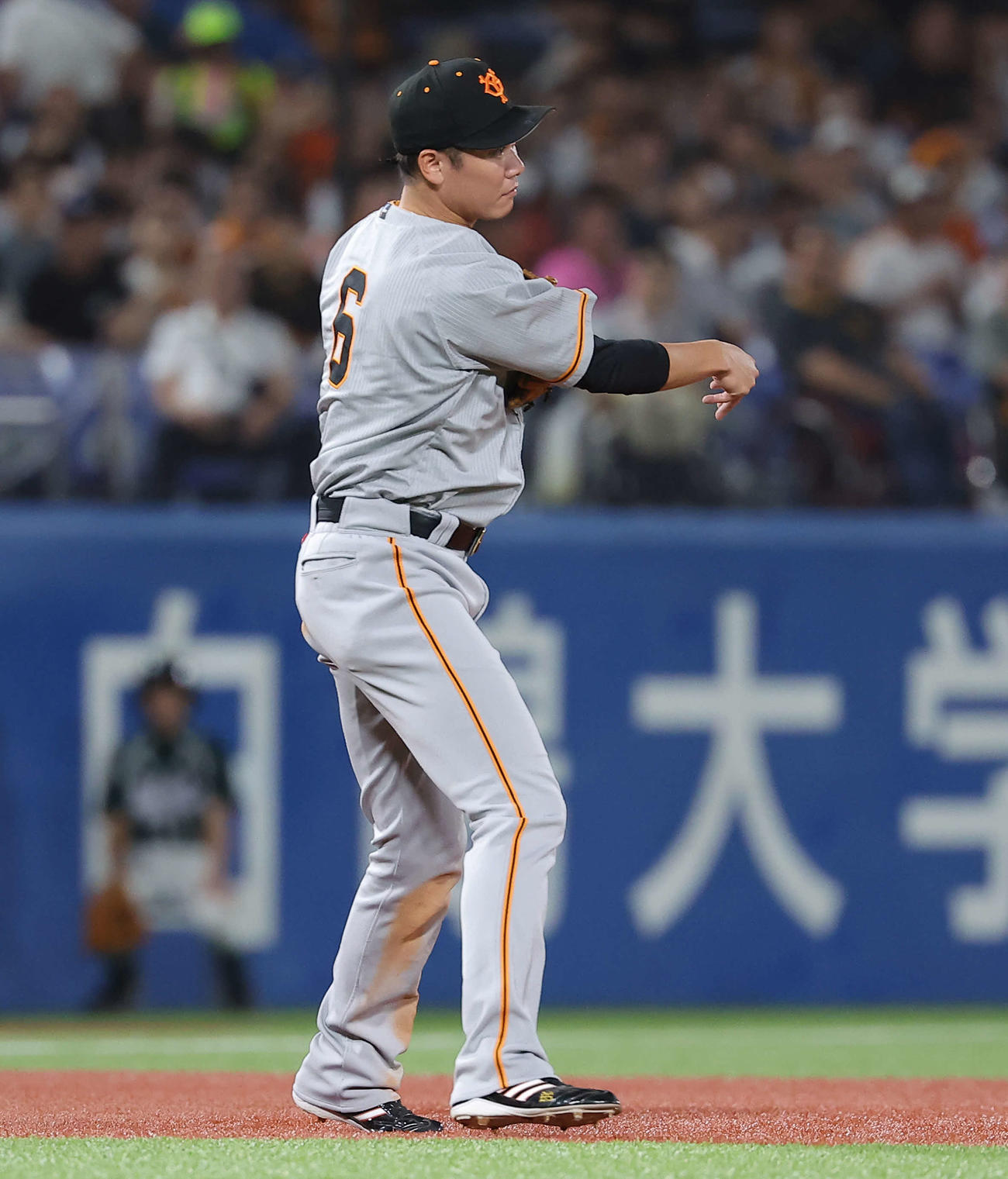 ヤクルト対巨人　5回裏ヤクルト無死一塁、松本直の打球を併殺処理する坂本（撮影・河田真司）