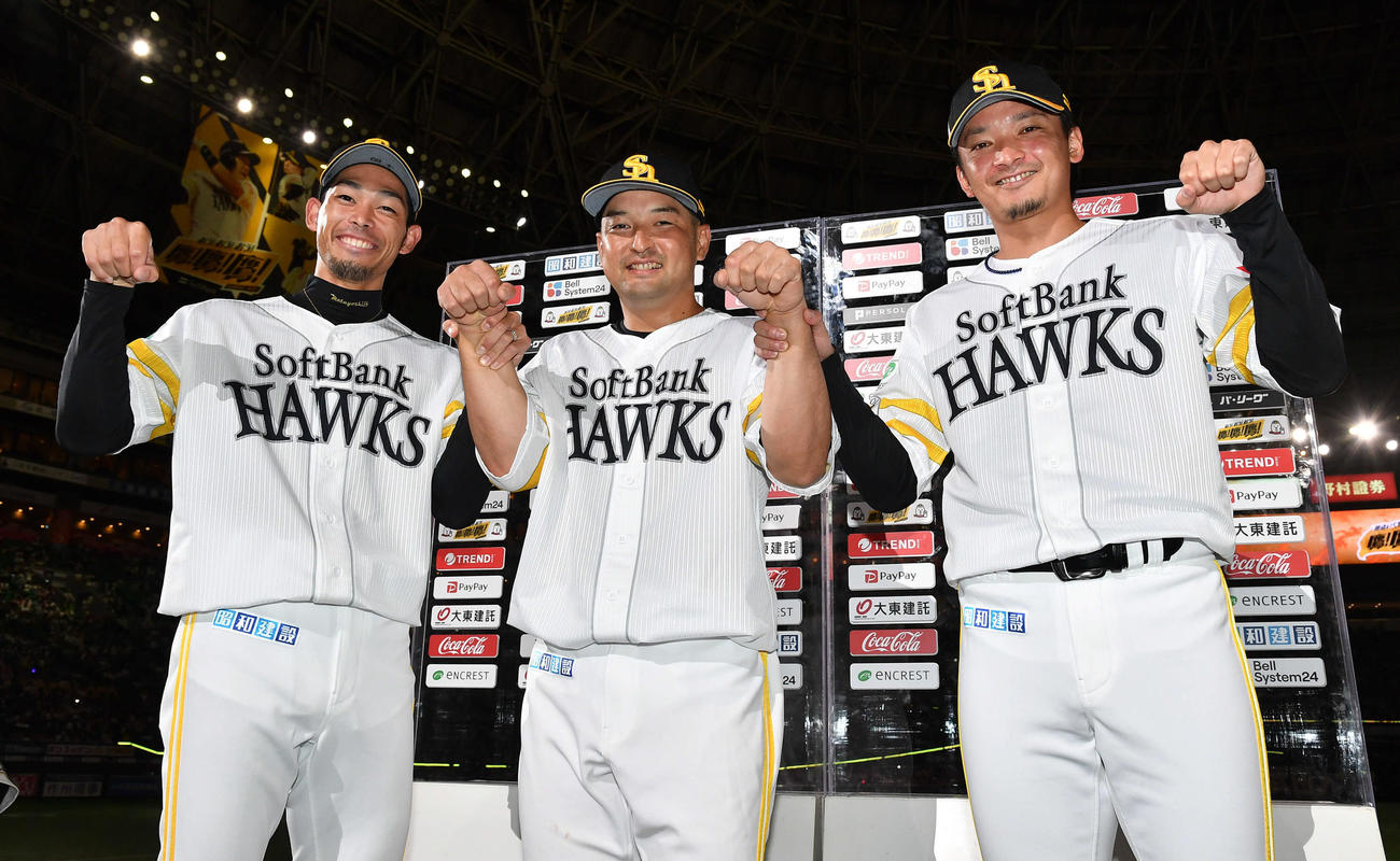 ロッテに勝利しお立ち台で「バウポーズ」を決めるソフトバンク又吉（左）嶺井（中央）東浜（撮影・岩下翔太）