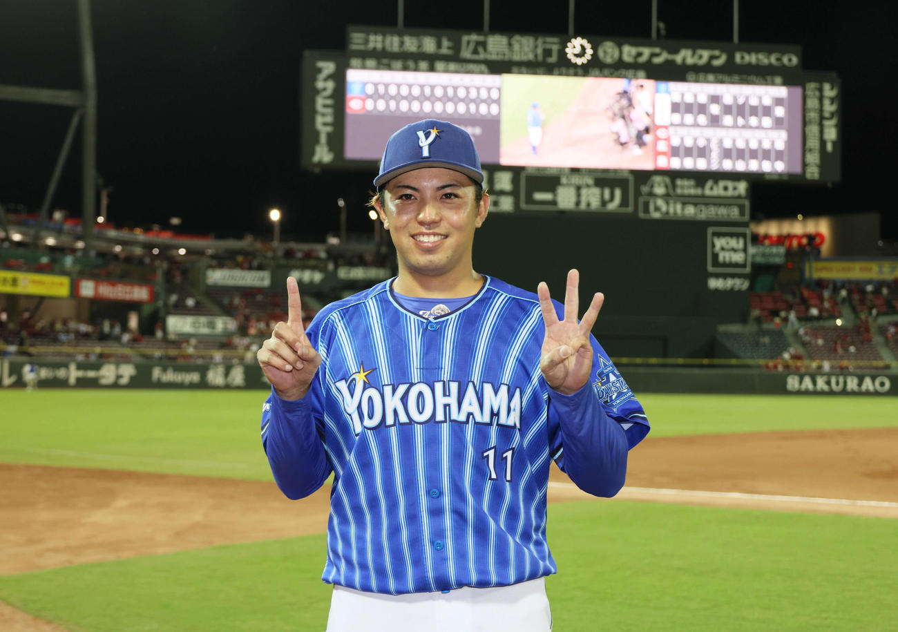 広島対DeNA　完投で13勝目をあげたDeNA東（撮影・加藤孝規）