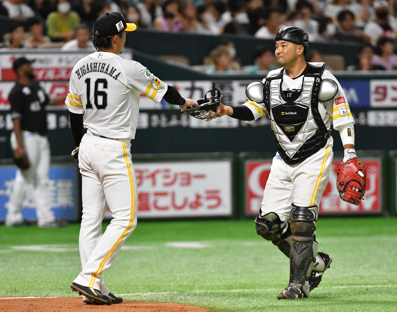 ソフトバンク対ロッテ　4回表ロッテ1死二、三塁、茶谷を投ゴロに打ち取り三塁走者を挟殺した嶺井（右）は、東浜からマスクを受け取る（撮影・岩下翔太）