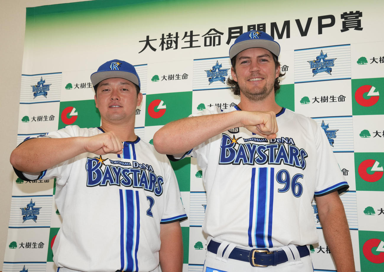 8月度の大樹生命月間MVP賞に選ばれ、「デスターシャ」を決める牧（左）とバウアー（撮影・狩俣裕三）