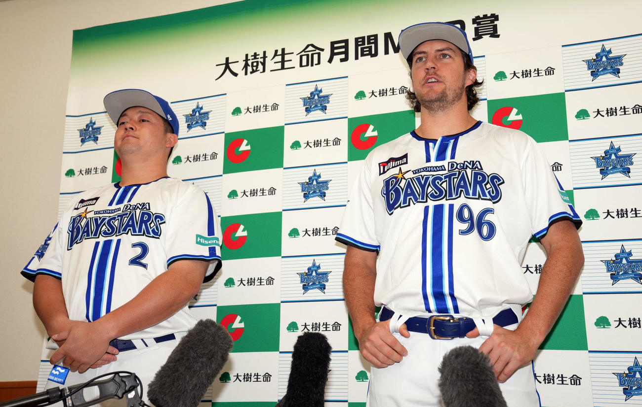 8月度の大樹生命月間MVP賞に牧（左）とともに選ばれ、記者の質問に答えるバウアー（撮影・狩俣裕三）