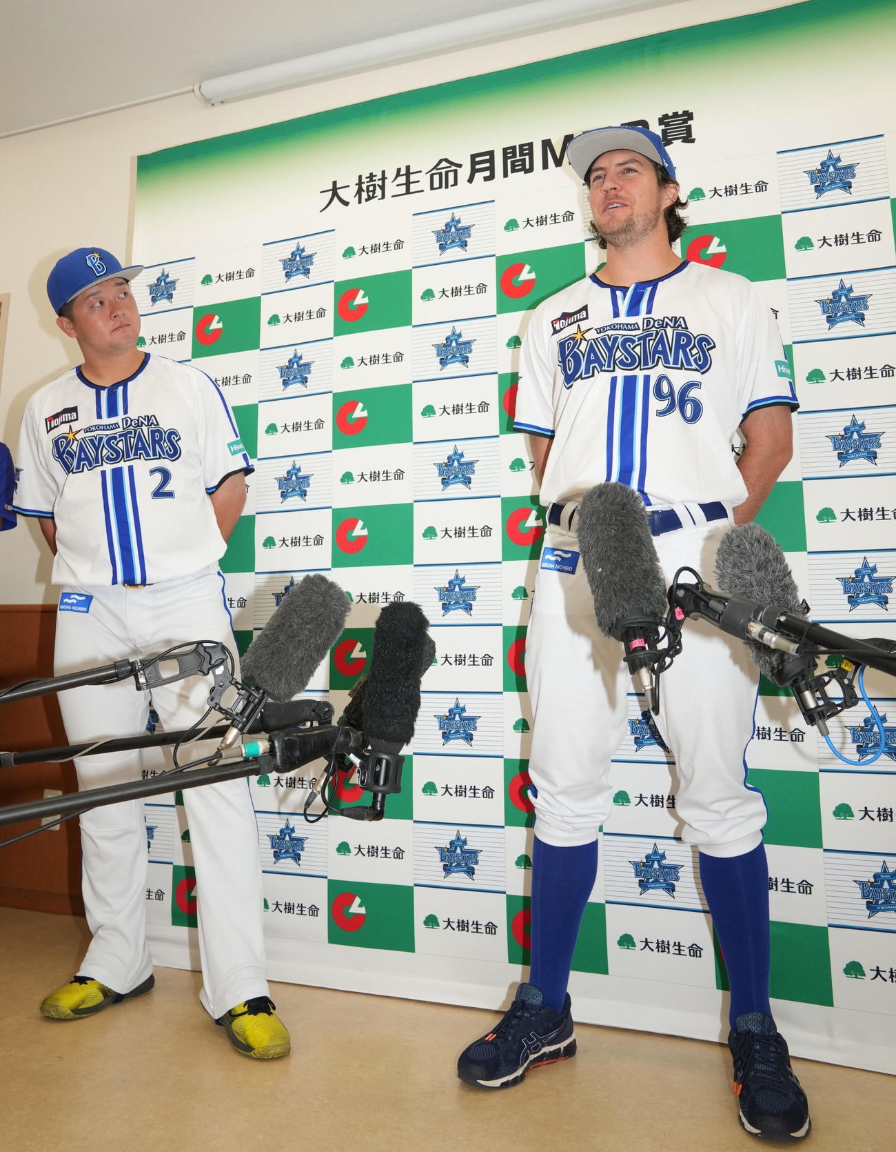 8月度の大樹生命月間MVP賞に牧秀悟（左）とともに選ばれ、笑顔を見せるバウアー（撮影・狩俣裕三）