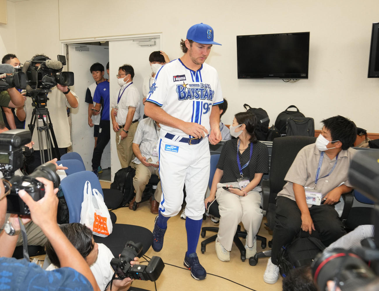 8月度の大樹生命月間MVP賞に選ばれ、歩いて会見場に登場するバウアー（撮影・狩俣裕三）