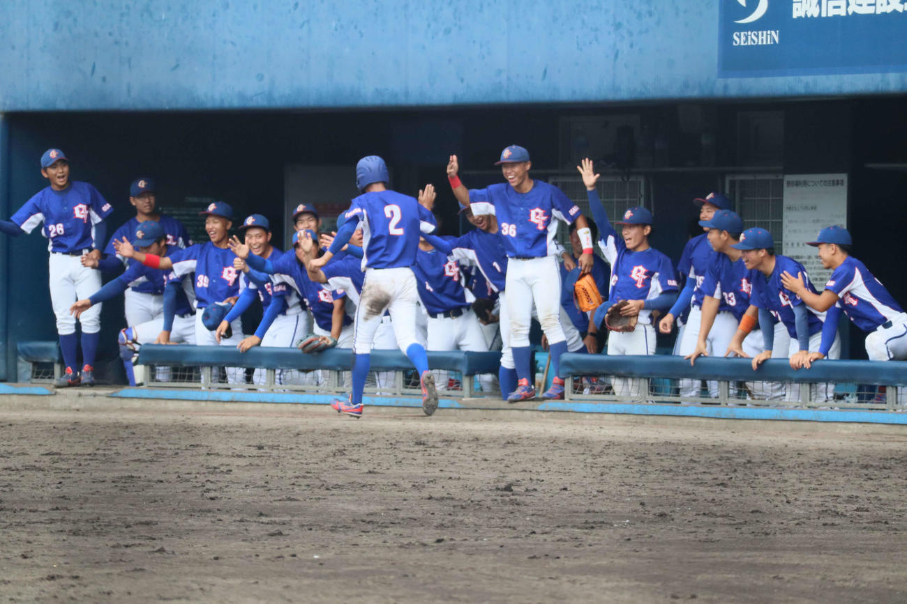 近畿学生野球連盟秋季リーグ戦　阪南大対大阪観光大4回先制のホームを踏んだ2番京極駿内野手を迎える大阪観光大ナイン（撮影・村松万里子）