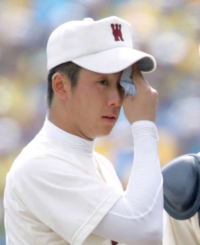 06年8月、全国高校野球選手権・決勝の駒大苫小牧戦でハンカチで汗をふく早実時代の斎藤佑樹氏