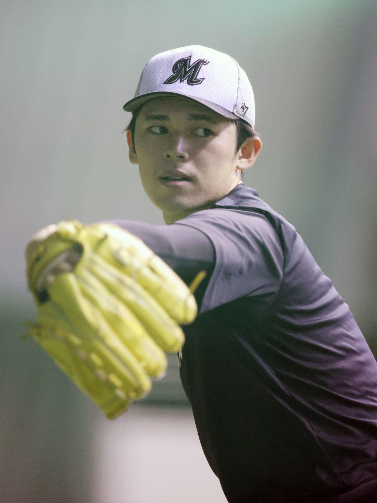 ロッテ対オリックス　キャッチボールするロッテ佐々木朗（撮影・鈴木正人）
