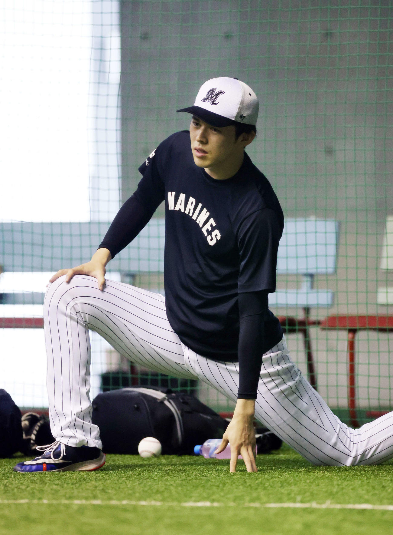 ロッテ対オリックス　ストレッチするロッテ佐々木朗（撮影・鈴木正人）