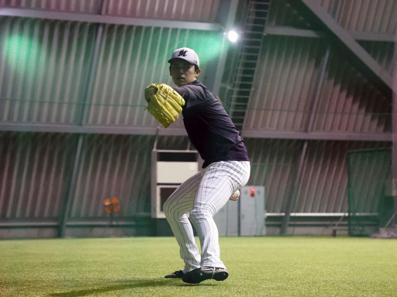 ロッテ対オリックス　キャッチボールするロッテ佐々木朗（撮影・鈴木正人）