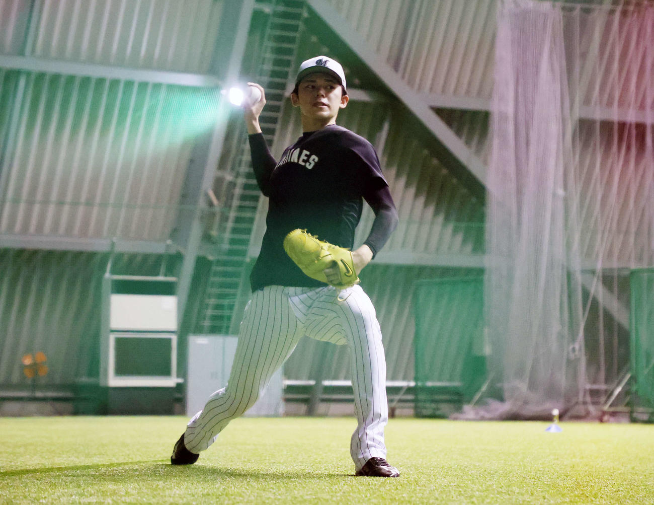 ロッテ対オリックス　キャッチボールするロッテ佐々木朗（撮影・鈴木正人）