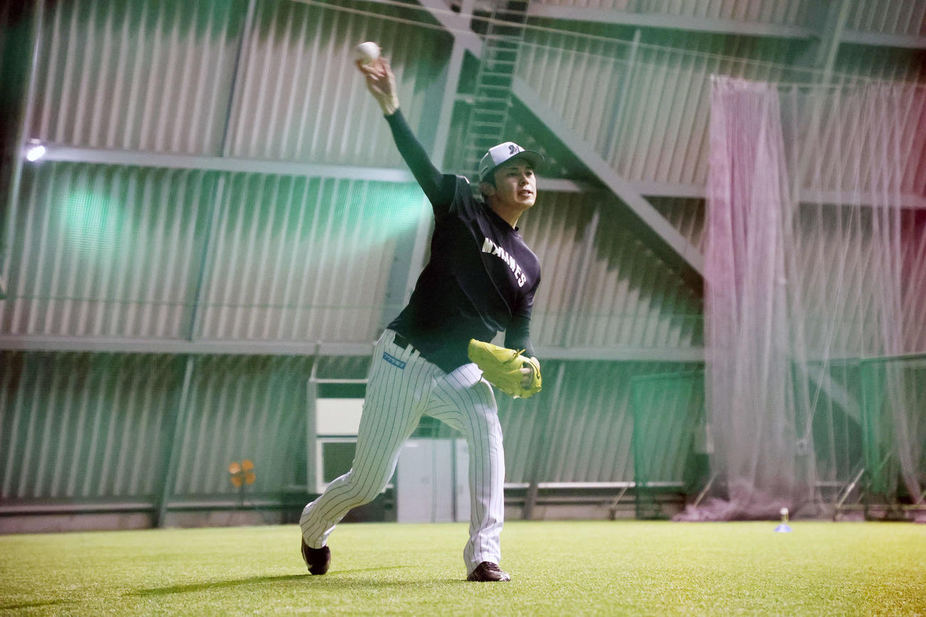 ロッテ対オリックス　キャッチボールするロッテ佐々木朗（撮影・鈴木正人）