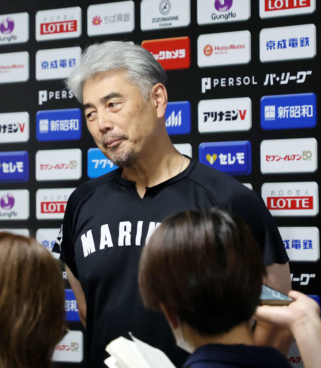 ロッテ対オリックス　報道陣の質問に答えるロッテ吉井監督（撮影・鈴木正人）