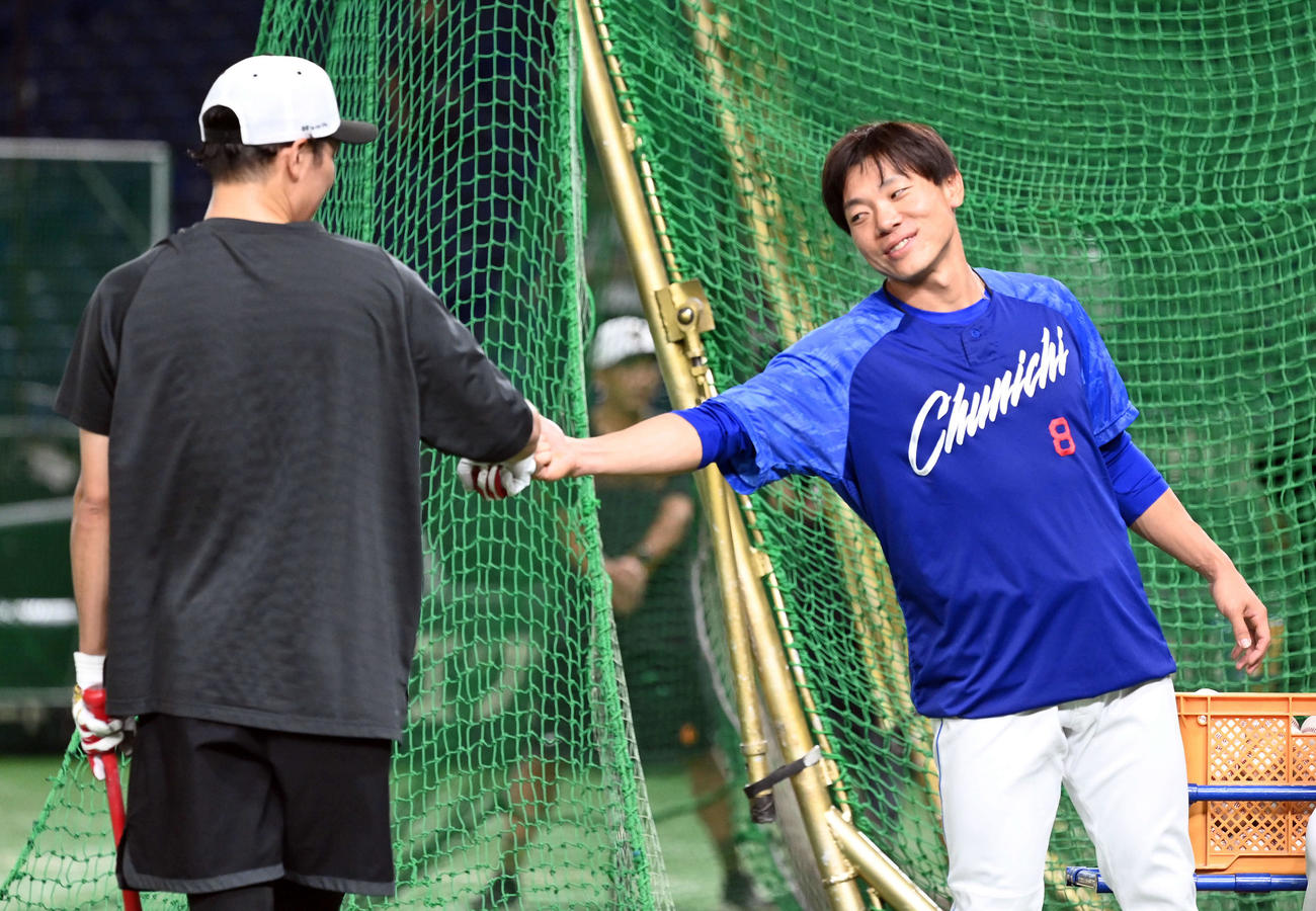 巨人対中日　試合前、巨人坂本とグータッチする中日大島（撮影・たえ見朱実）