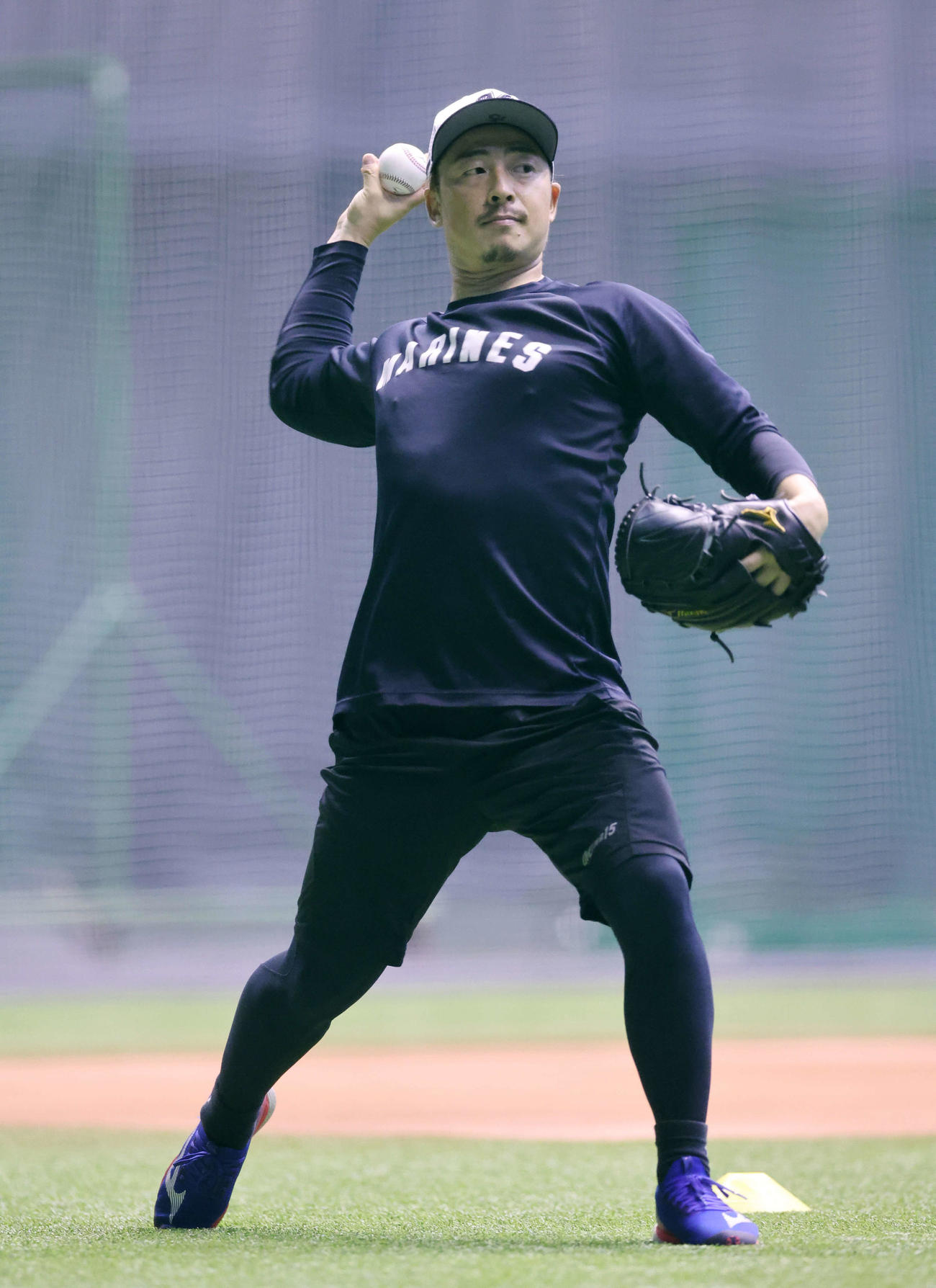 ロッテ対オリックス　キャッチボールするロッテ美馬（撮影・鈴木正人）