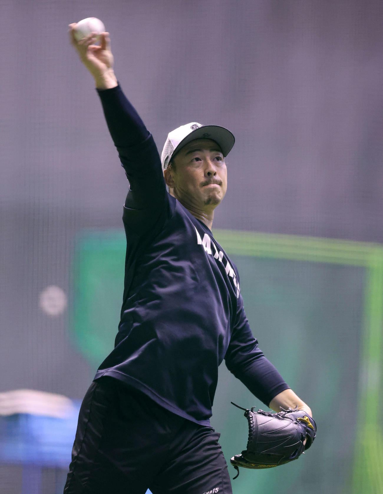 ロッテ対オリックス　キャッチボールするロッテ美馬（撮影・鈴木正人）