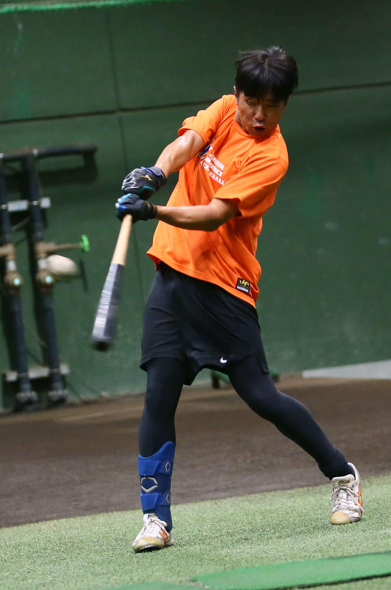 打撃練習する篠田（6日撮影）