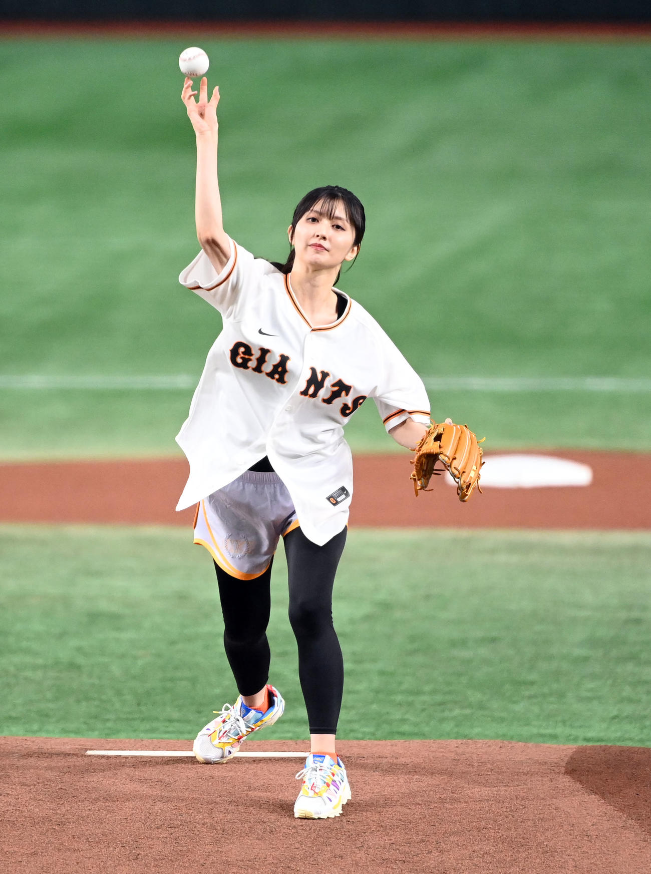 巨人対中日　始球式を務めた声優の駒形友梨（撮影・たえ見朱実）
