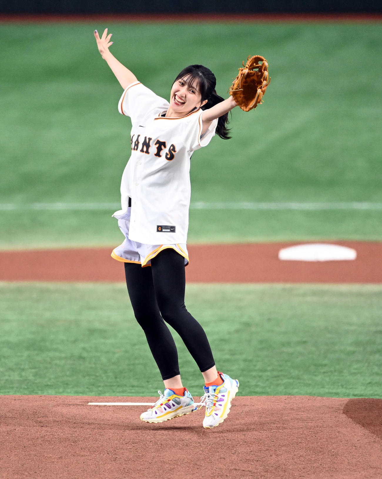 巨人対中日　始球式を務めた声優の駒形友梨（撮影・たえ見朱実）