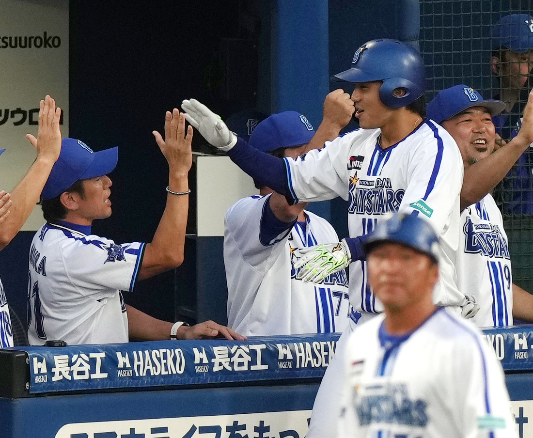満塁本塁打を放ち、三浦監督（左）とタッチを交わすDeNA知野（2023年9月3日撮影）