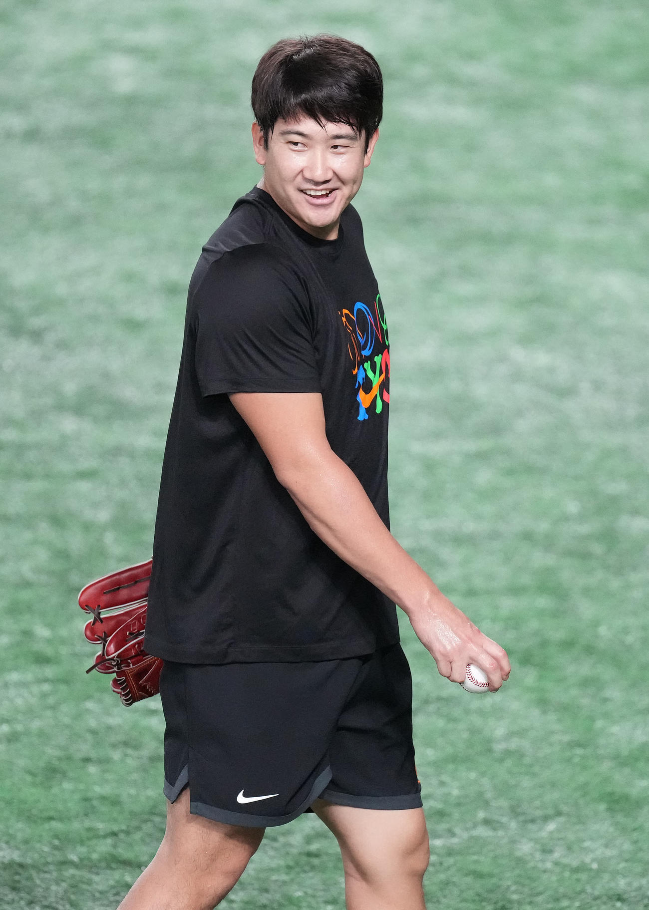 巨人対中日　試合前練習で笑顔の巨人菅野（撮影・鈴木みどり）