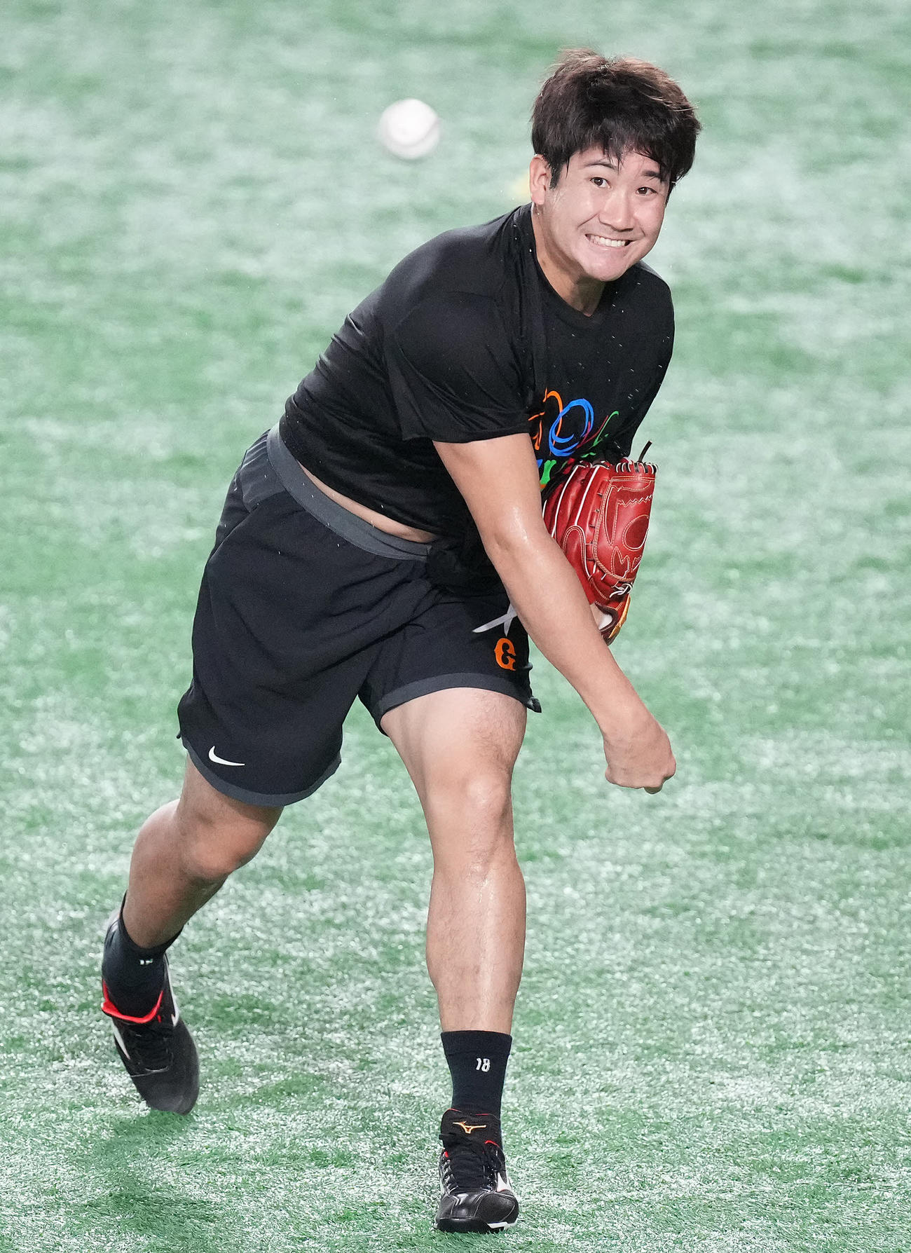 巨人対中日　試合前練習でキャッチボールする巨人菅野（撮影・鈴木みどり）