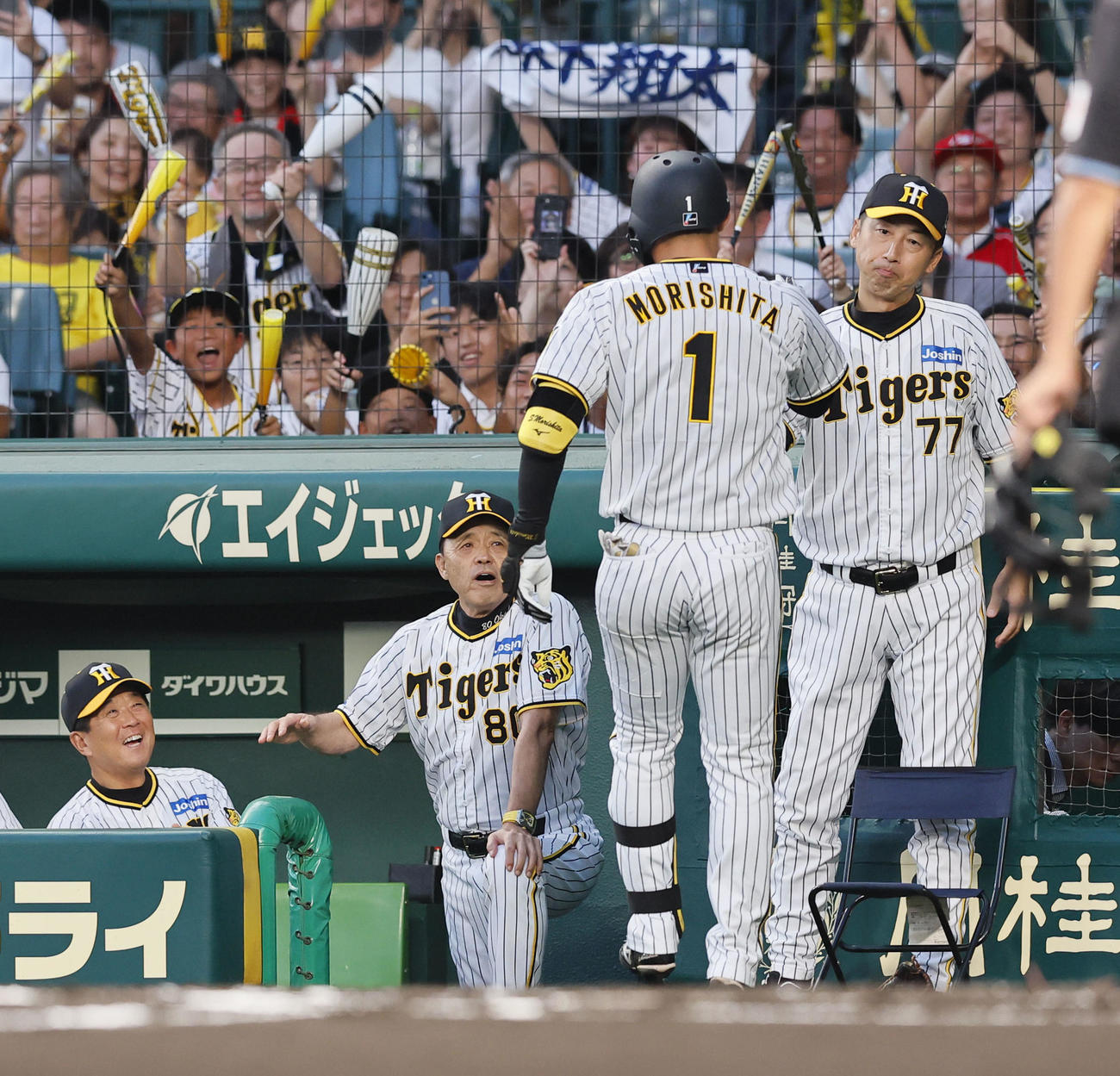 阪神対広島　1回裏阪神2死、左越えに先制本塁打を放った森下を出迎える阪神岡田監督（左から2人目）（撮影・藤尾明華）