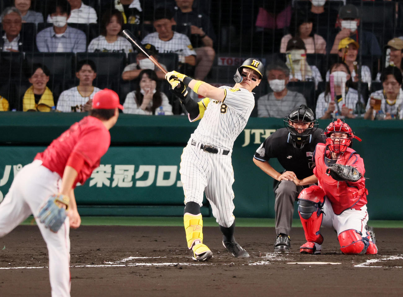 阪神対広島　2回裏阪神無死、佐藤輝は中越えソロ本塁打を放つ。投手は床田（撮影・加藤哉）